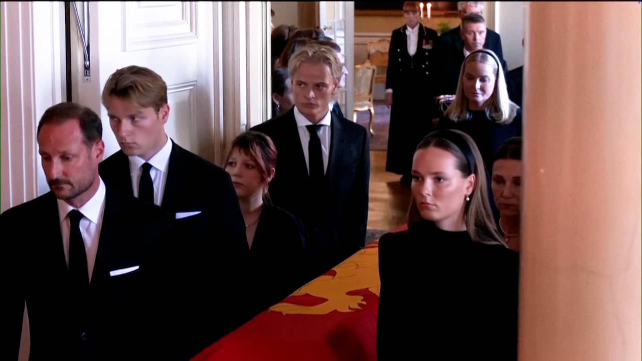 Foto bij Video | Veroordeelde Marius Borg Høiby tilt kist Harald met familie naar kapel