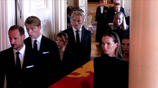 Veroordeelde Marius Borg Høiby tilt kist Harald met familie naar kapel