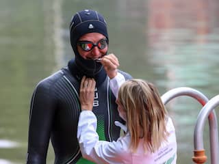 Maarten van der Weijden voltooit Elfstedentriatlon en haalt 3,7 miljoen euro op