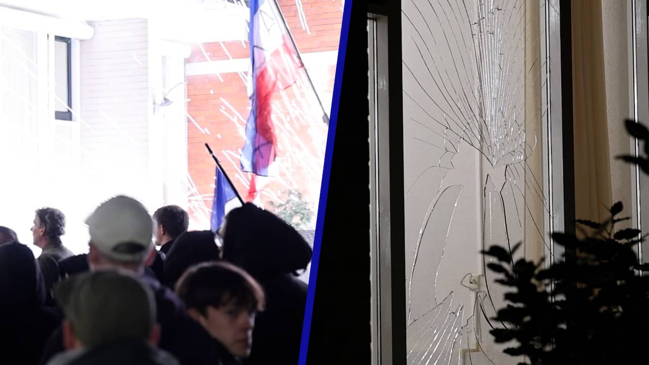 Video | Ruit van gemeentehuis sneuvelt na knal bij protest tegen azc in Uitgeest