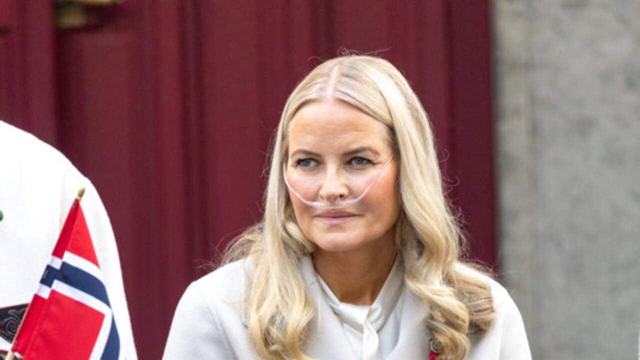 Foto bij Noorse koningin Mette-Marit mist troonrede koning Haakon vanwege ziekte