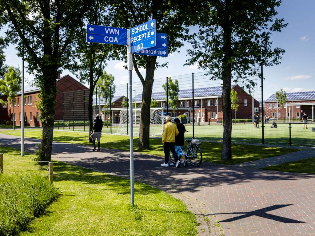 Weer moeten 100 mensen op een stoel slapen in aanmeldcentrum Ter Apel