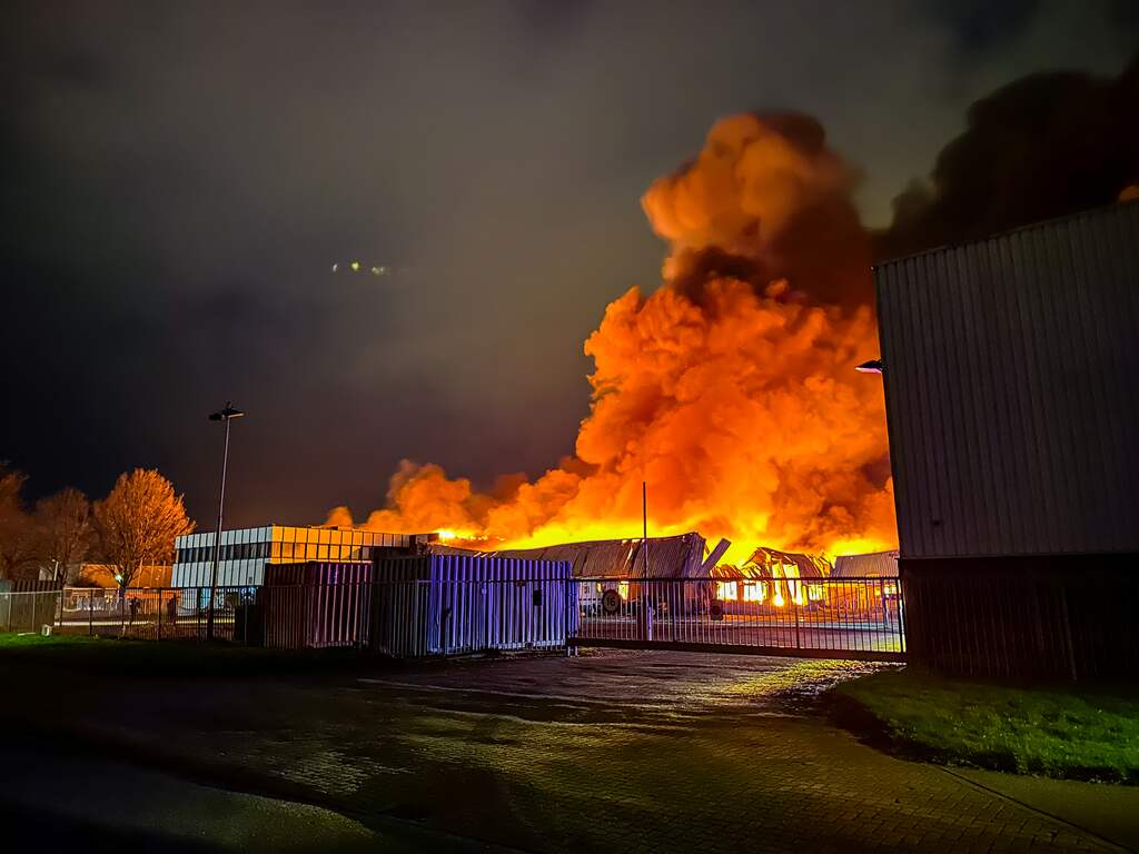 Grote brand bij kringloopwinkel en kledingopslag Almere, rook van ver te zien