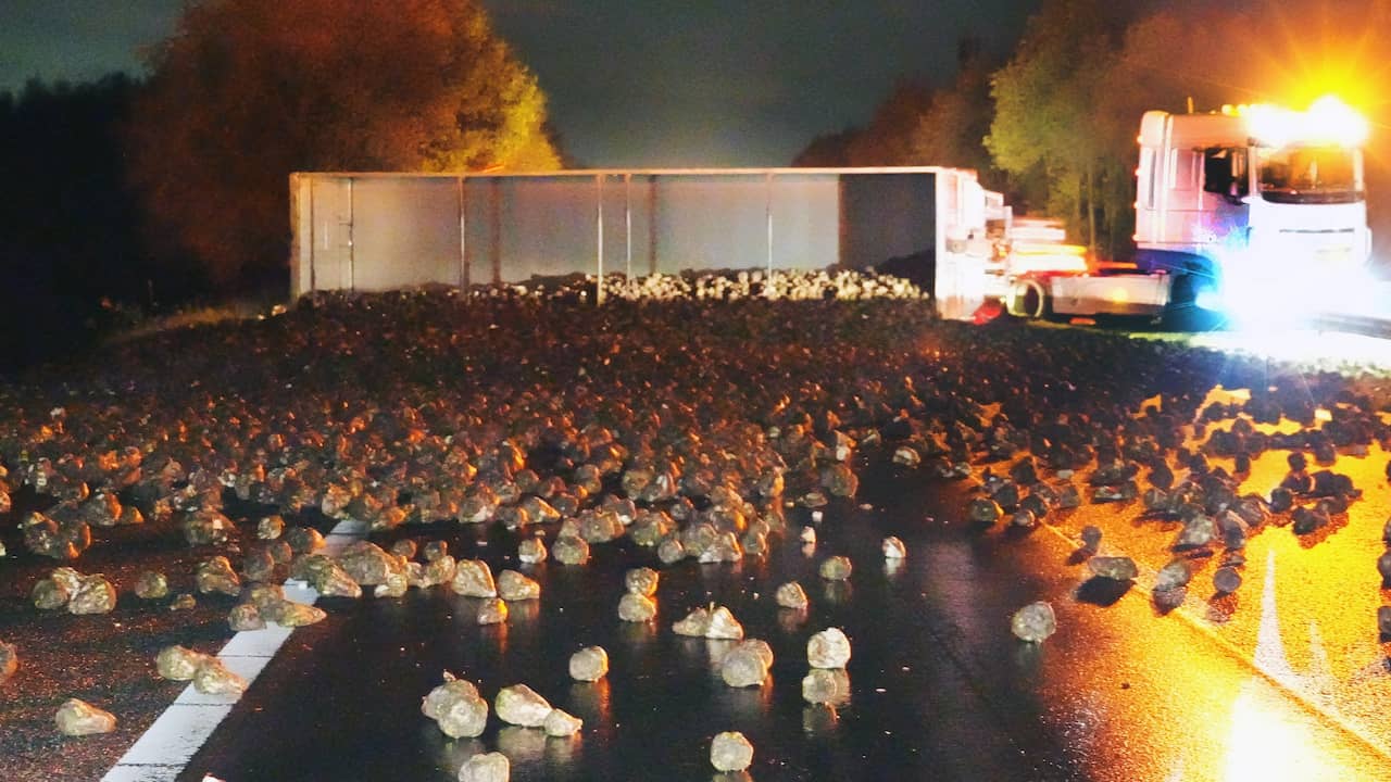 A28 gedeeltelijk gesloten nadat vrachtlading suikerbieten omkiepert op de weg