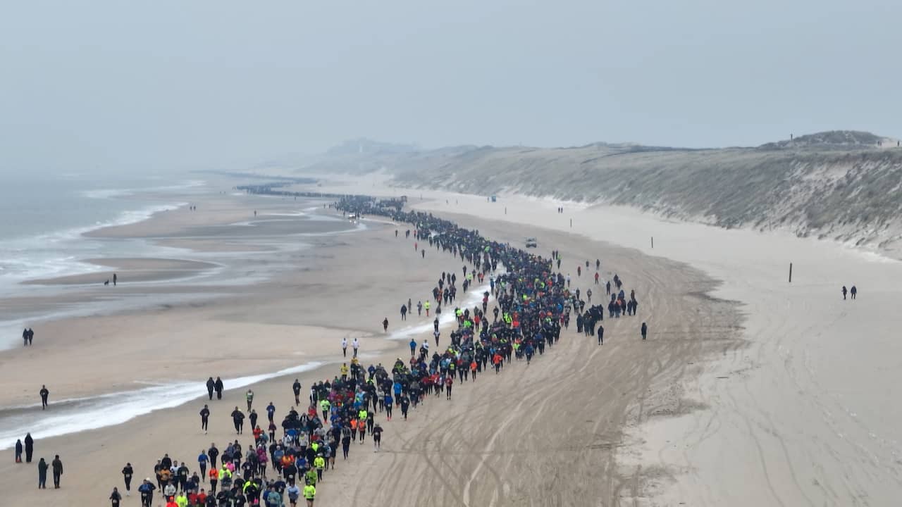 Video | Hardlopers trotseren kou tijdens halve marathon in Egmond aan Zee
