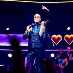 Frans Bauer krijgt glazen kunstwerk voor unieke concertreeks in Ahoy