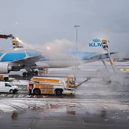 Live sneeuw | Trucks met vloeistof voor ijsvrij maken vliegtuigen onderweg
