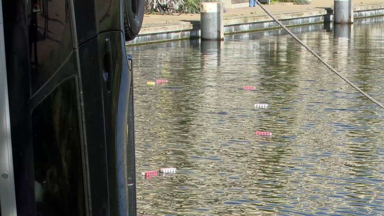 Video | Auto uit water getakeld in Goes, politie vindt 53 sloffen sigaretten