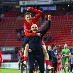 Twente-coach Oosting lacht om Feyenoord-lied: 'Maar ik doe niet aan geruchten'