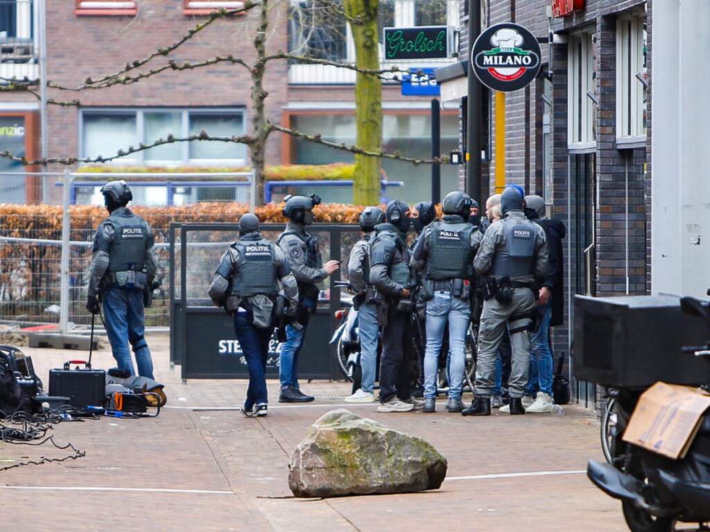 Gegijzelde werknemers van café in Ede kennen gijzelnemer niet