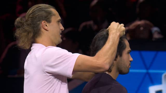 Alexander Zverev bindt het haar van Carlos Alcaraz vast
