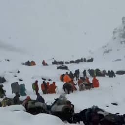 Video | Ooggetuige filmt gestrande klimmers op Mount Everest