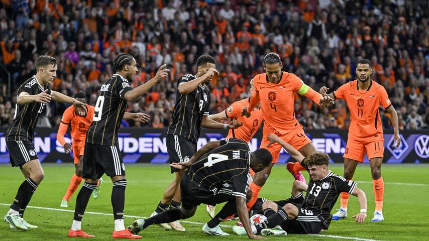 Foto bij Oranje beloont zichzelf in slotfase en pakt punt tegen Duitsland bij debuut Xavi
