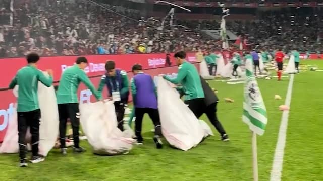Voetbalfans gooien honderden knuffels op veld uit solidariteit met Palestijnen