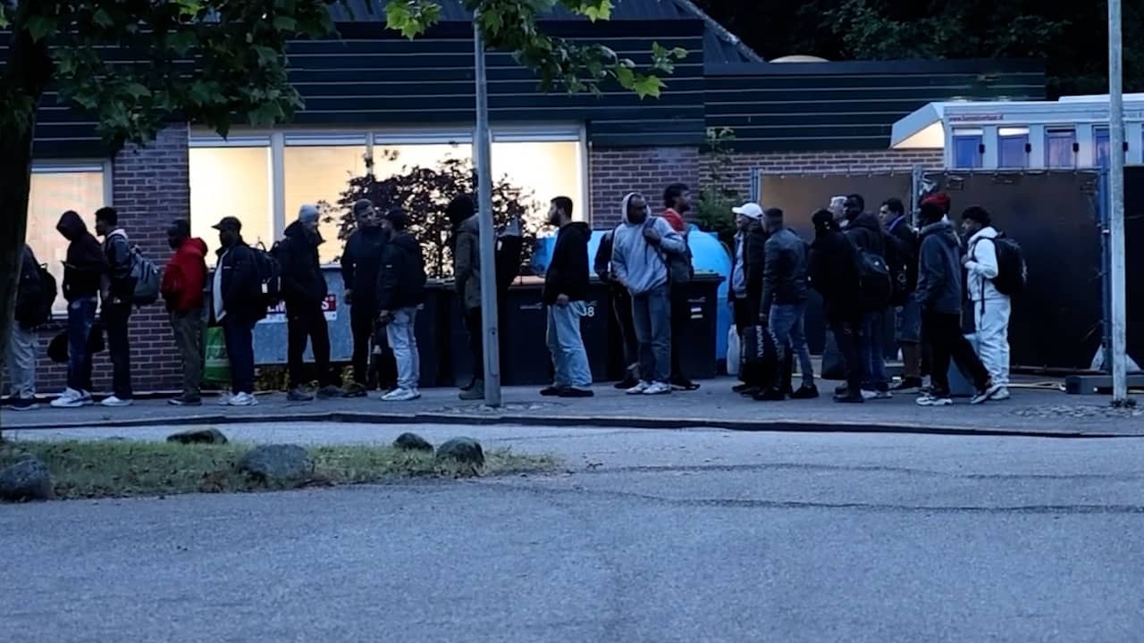 Video | Tientallen asielzoekers arriveren in Westerbork vanwege drukte in Ter Apel