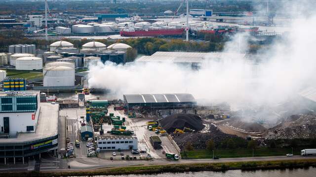 Drone filmt rook bij brand afvalverwerkingsbedrijf in Amsterdam