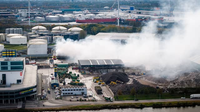 Drone filmt rook bij brand afvalverwerkingsbedrijf in Amsterdam