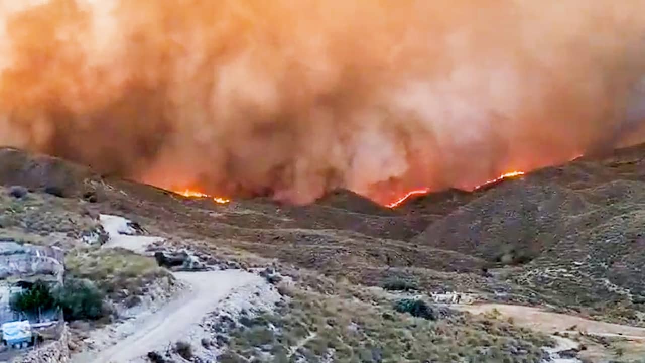 Video | Muur van rook en vlammen trekt door bergen van Zuid-Spanje