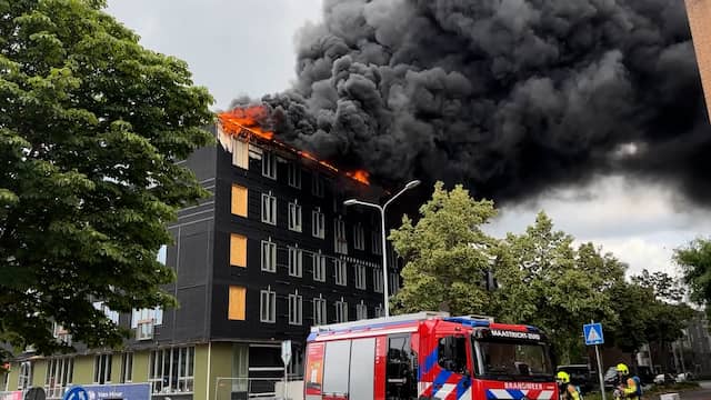 Rookwolken stijgen uit boven Maastricht tijdens grote brand