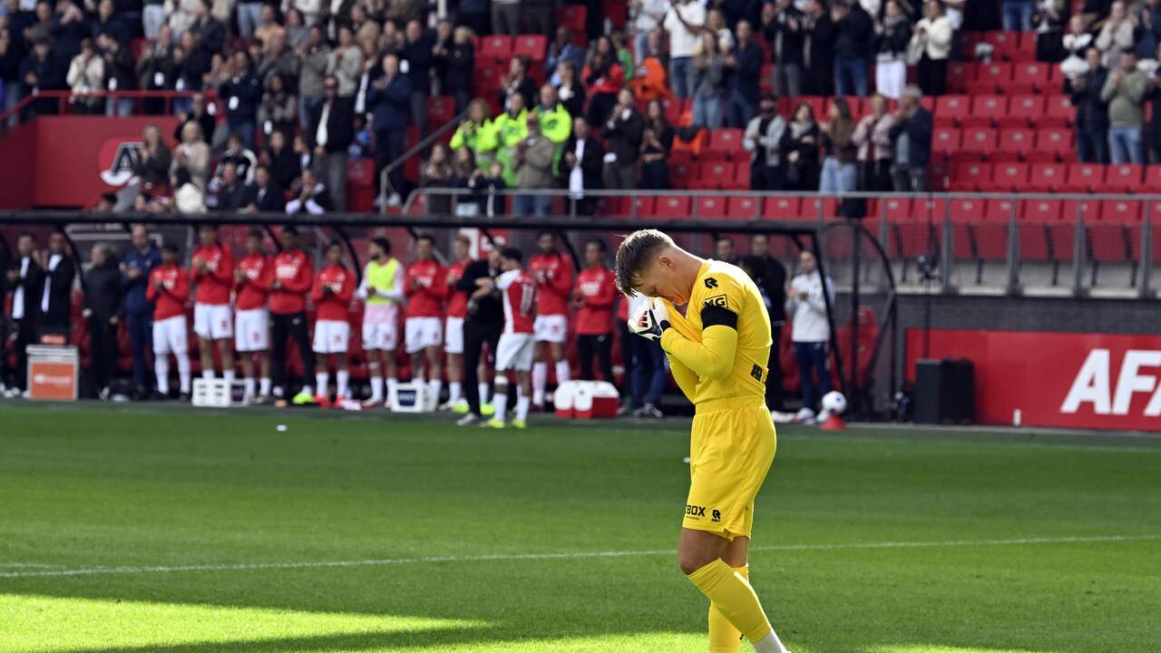 Foto bij In beeld | Ronald Koeman junior in tranen bij eerbetoon aan moeder Bartina