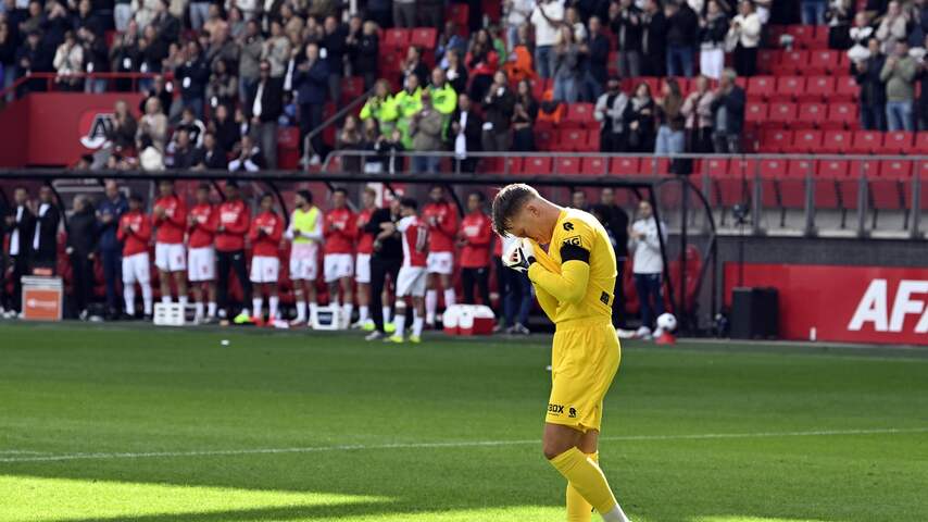 Foto bij In beeld | Ronald Koeman junior in tranen bij eerbetoon aan moeder Bartina