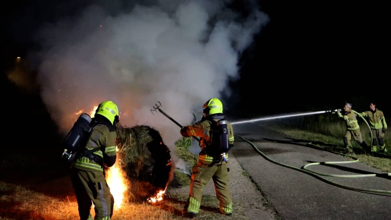 Video | Brandweer trekt brandende hooibalen uit elkaar bij Sprang-Capelle