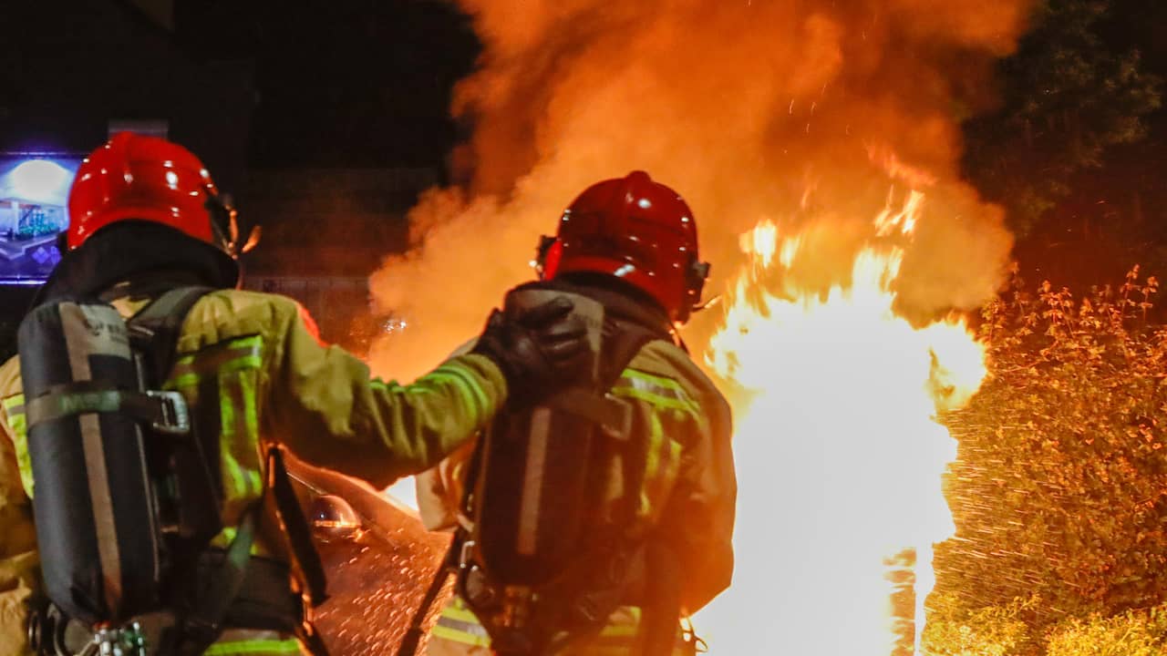 Auto afgebrand op Hoefkade; weg tussen Kaapseplein en Parallelweg ...