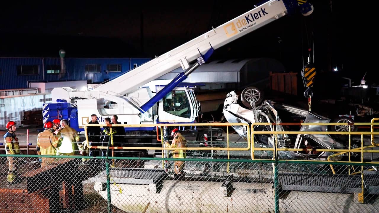 Video | Auto ligt ondersteboven op loopbrug na ongeluk in Woudrichem