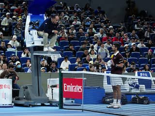 Djokovic klopt Zverev en breekt record ondanks discussie met umpire in Peking
