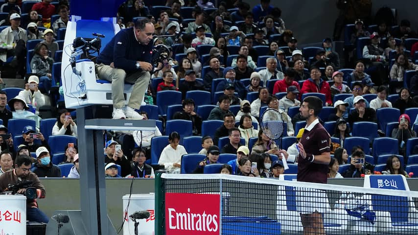 Djokovic klopt Zverev en breekt record ondanks discussie met umpire in Peking