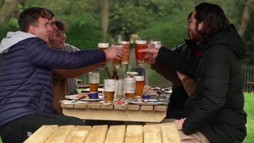 Drukte en volle terrassen: dit kunnen we leren van Engels coronabeleid