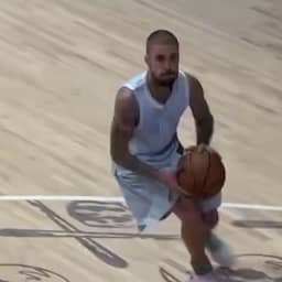 Video | Justin Bieber toont basketbalskills tijdens wedstrijd in LA