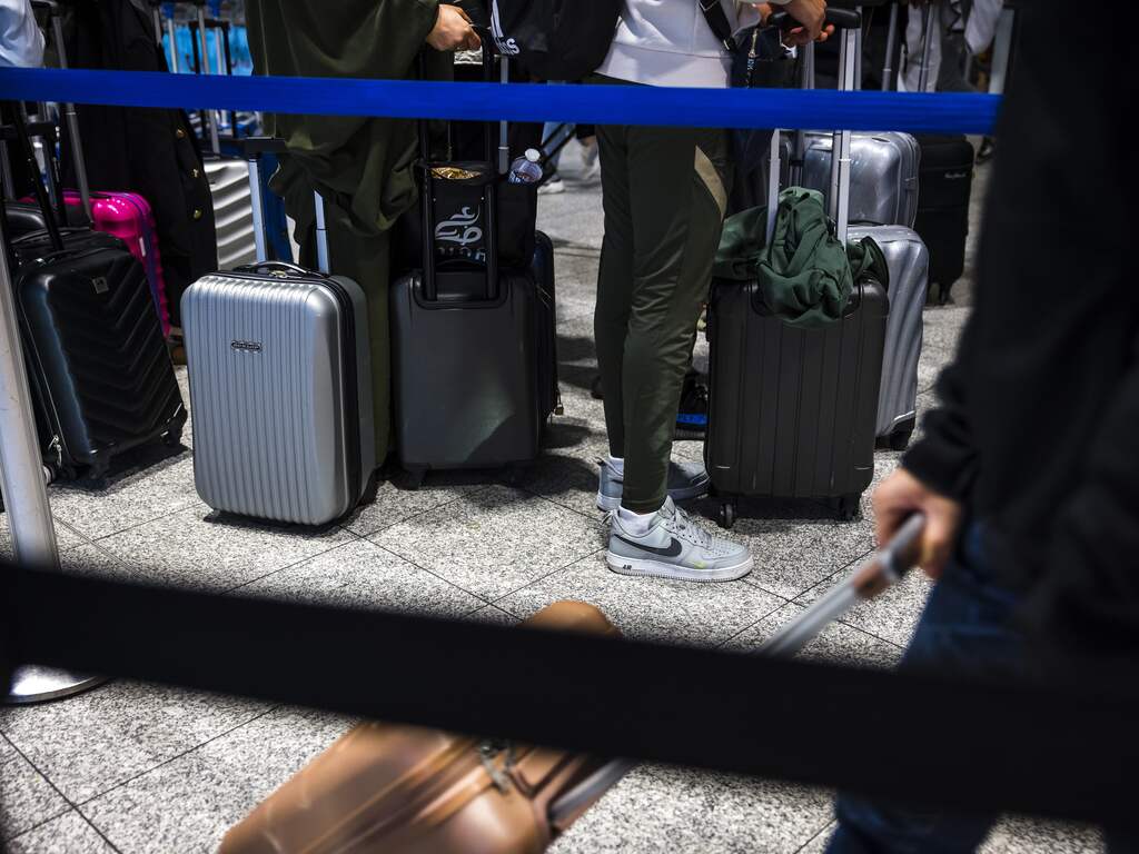 Inmiddels ruim honderd klimaatactivisten aangehouden bij Eindhoven Airport