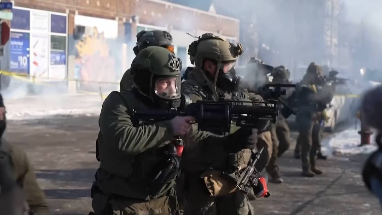 Video | Agenten zetten traangas in bij protesten tweede ICE-schietpartij