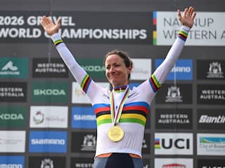 Geëmotioneerde Marianne Vos (39) pakt bij WK gravel haar vijftiende wereldtitel