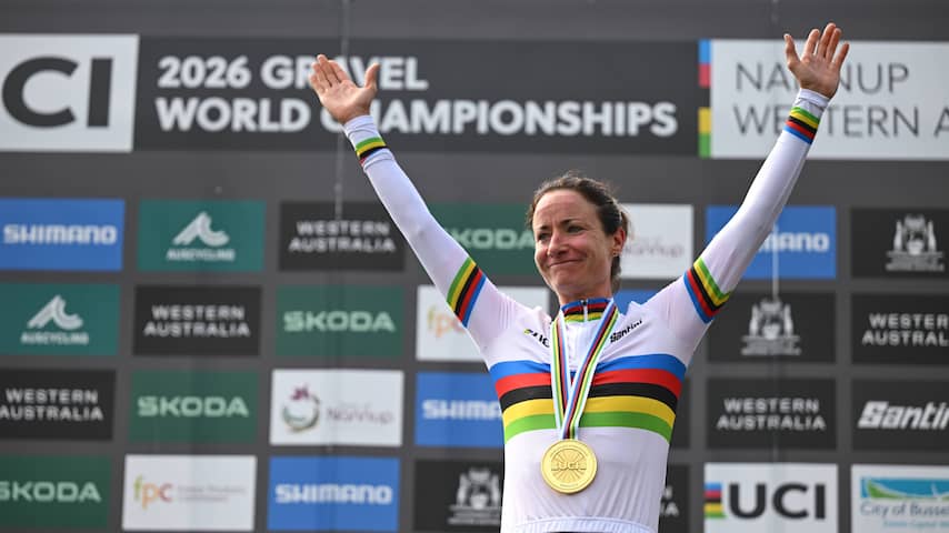 Geëmotioneerde Marianne Vos (39) pakt bij WK gravel haar vijftiende wereldtitel