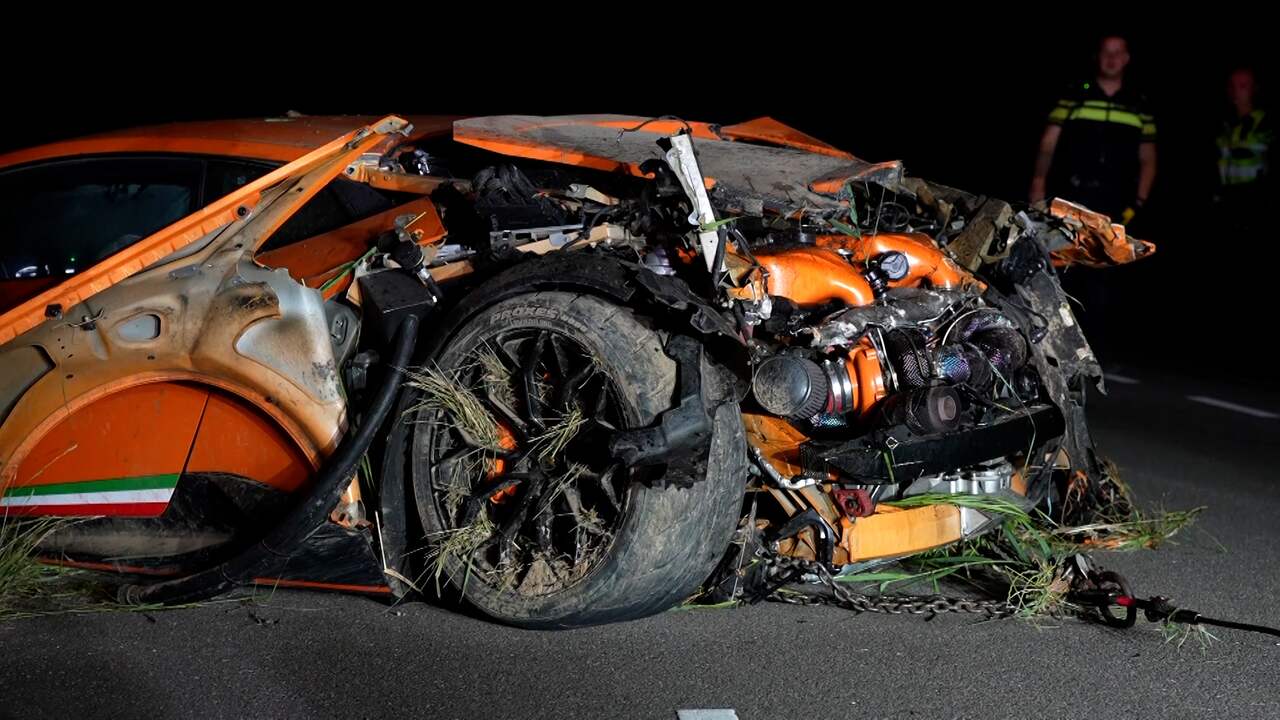Video | Beschadigde Lamborghini wordt dijk opgetakeld na ongeval