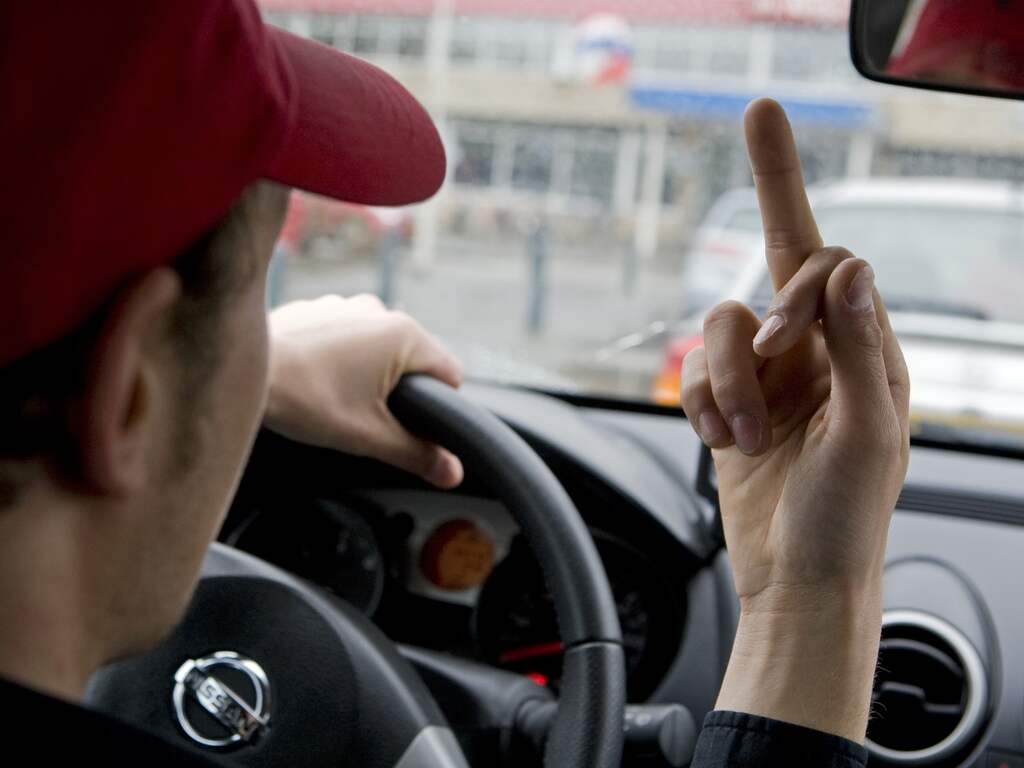 Automobilist rijdt over hand na ruzie over bumperkleven