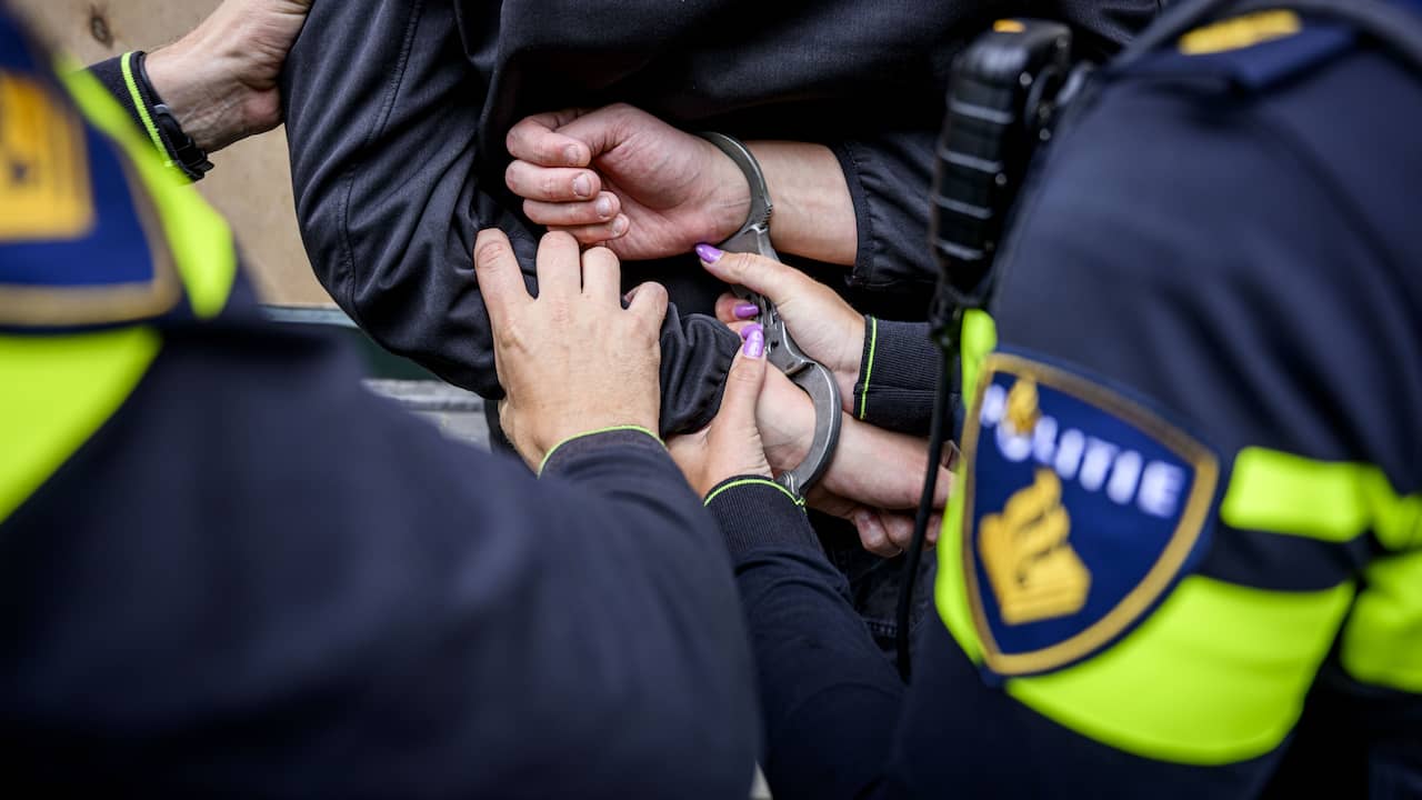 Man rent met bijl op agenten af, twee waarschuwingsschoten gelost bij arrestatie