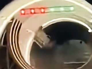 Elektrische auto van Chinese fabrikant valt tijdens looping in tunnel