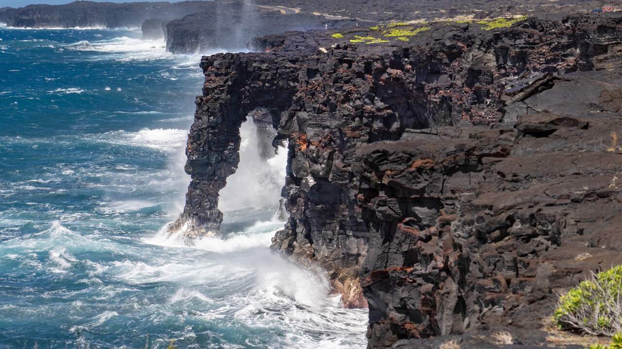 Foto bij Beroemde natuurlijke boog op Hawaï stort na 550 jaar in