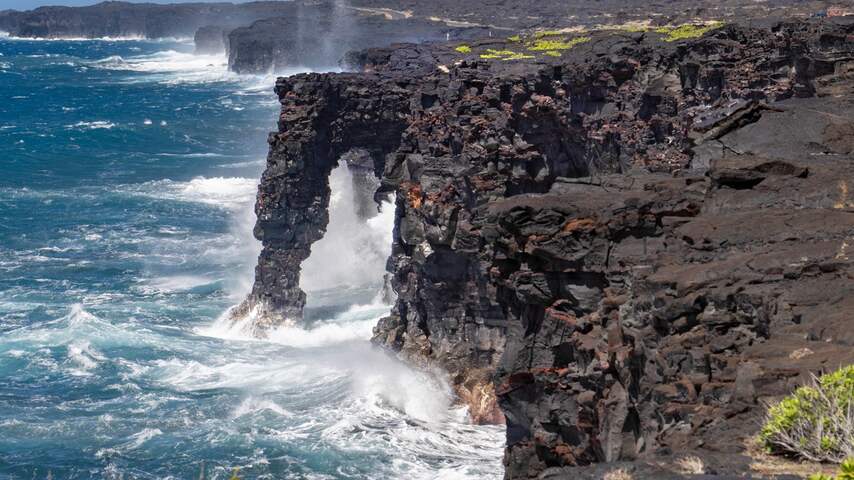 Foto bij Beroemde natuurlijke boog op Hawaï stort na 550 jaar in