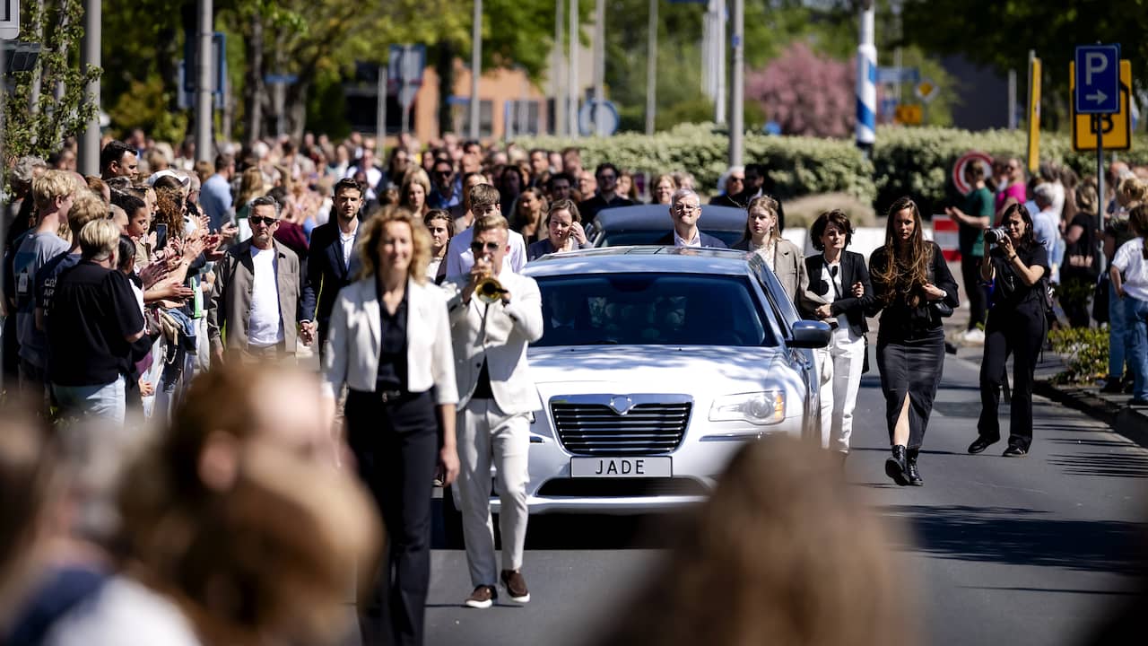 Duizenden mensen brengen in erehaag laatste groet aan Jade Kops | Media ...