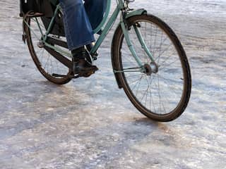 Tips voor fietsers als het glad is: 'Pas op in de bochten'