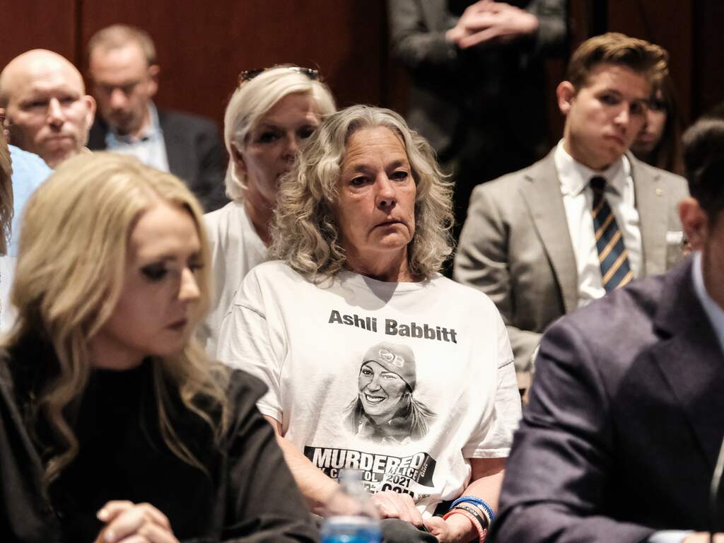 Amerikaanse overheid gaat nabestaanden Capitool-bestormer miljoenen betalen