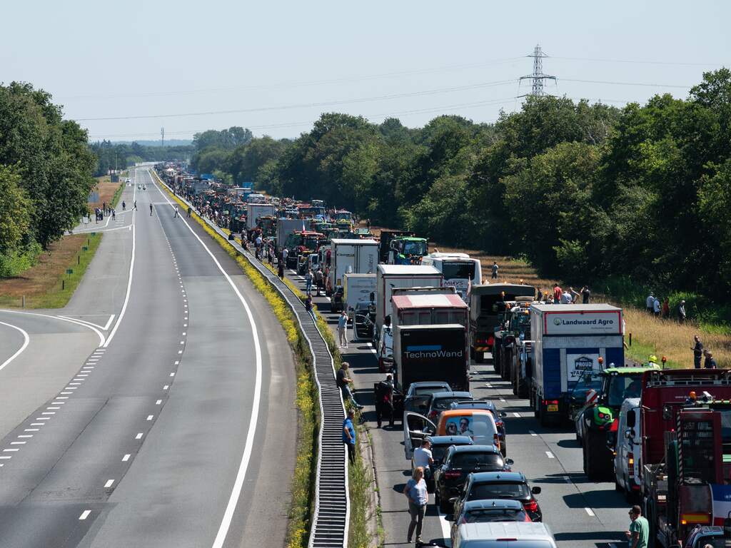 Snelweg vast tijdens boerenprotest Stroe