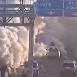 Video | Tankwagen kantelt en explodeert op Chileense snelweg