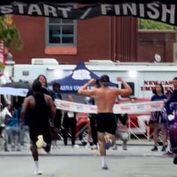 Video | Marathonloper troeft juichende concurrent af met ultieme eindsprint