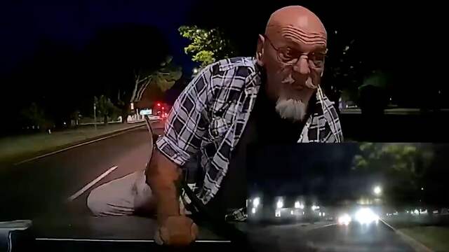 Agressieve motorrijder zit kilometer lang op motorkap auto in Australië