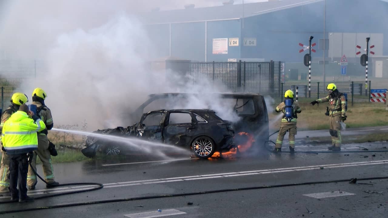 Video | Vlammen slaan uit drie voertuigen na ongeluk bij Vlissingen